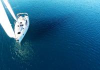 парусная яхта парусная лодка Генуя белый парус парусная яхта голубое море